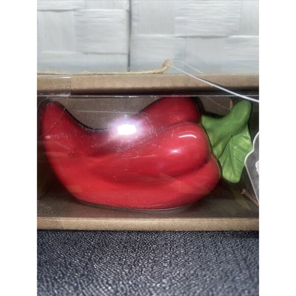 New In Box Red Hot CHILI Peppers Salt & Pepper Shakers - Picture 3 of 7